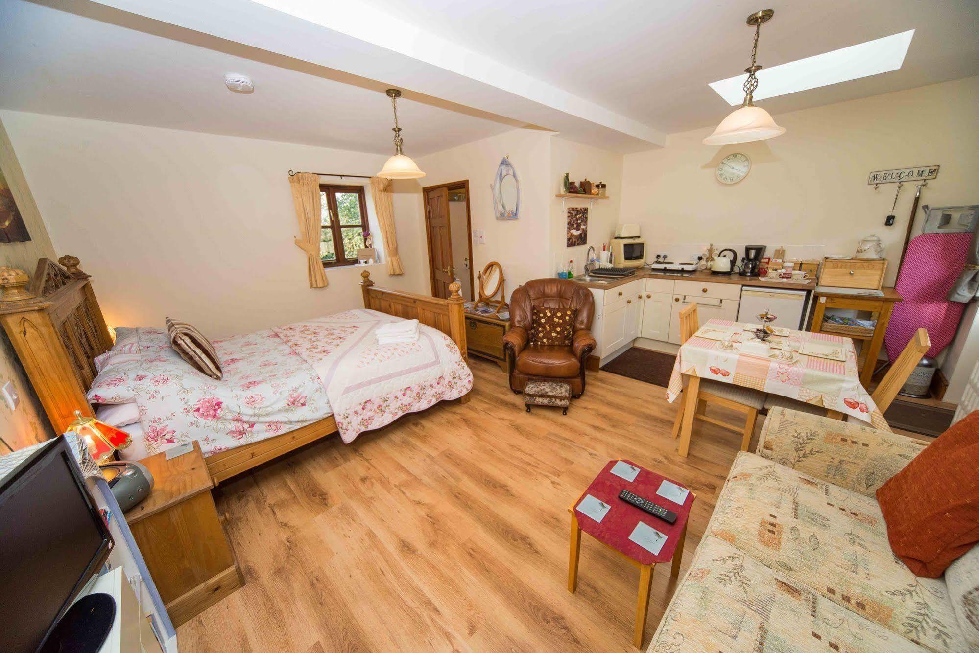 Cozy Snug Room, Short Drive To Lyme Regis, Crackling Fireplace, Private Balcony & Stunning Countryside Views, Free Private Parking & Wifi Axminster Exterior foto