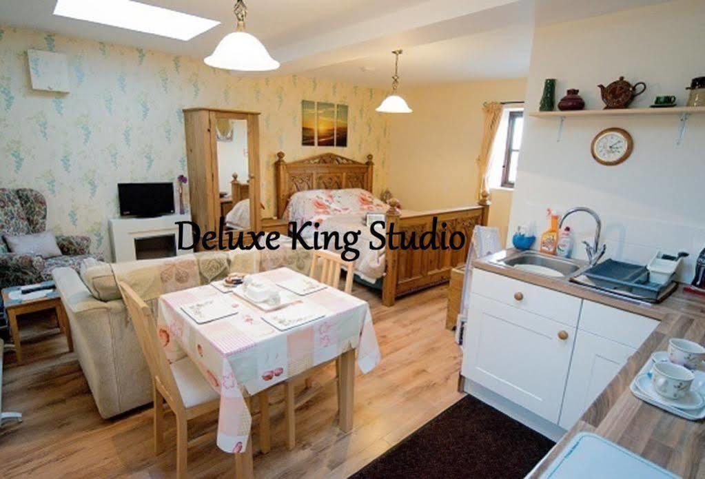Cozy Snug Room, Short Drive To Lyme Regis, Crackling Fireplace, Private Balcony & Stunning Countryside Views, Free Private Parking & Wifi Axminster Exterior foto