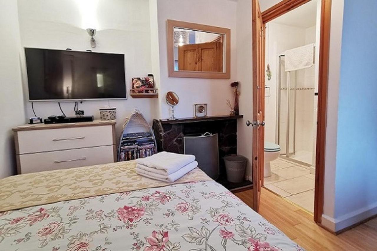 Cozy Snug Room, Short Drive To Lyme Regis, Crackling Fireplace, Private Balcony & Stunning Countryside Views, Free Private Parking & Wifi Axminster Exterior foto